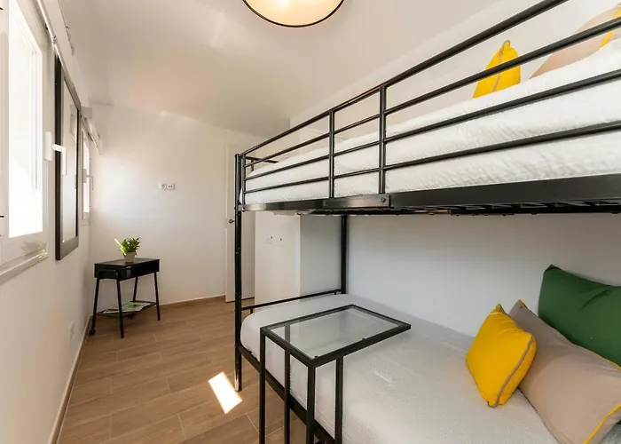 Apartamento 2 Dormitorios Cerca De La Playa En Casco Historico