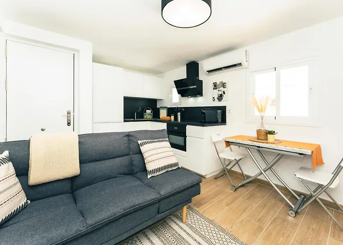 Apartamento 2 Dormitorios Cerca De La Playa En Casco Historico